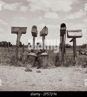 Caselle postali nella contea di Bell, Texas. Tre di queste caselle di posta non sono in uso. Gli agricoltori locatori sono stati sostituiti da trattori agricoli. Giugno 1937. Fotografia di Dorothea Lange. Foto Stock