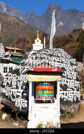 Stupa buddista o Chorten sulla strada per il campo base Everest, villaggio Chaurikharka, valle Khumbu, Solukhumbu, buddismo Nepal Foto Stock