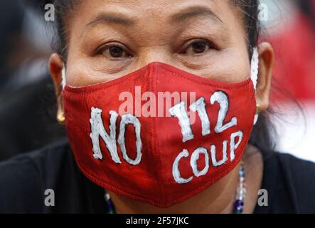 Bangkok, Thailandia. 24 Marzo 2021. Un protestore che indossa una maschera che dice 'No 112 colpo di stato' durante la dimostrazione. I manifestanti pro-democrazia si sono riuniti nel distretto di Ratchaprasong chiedendo al primo ministro Prayut Chan-o-Cha di dimettersi e di monarchia le riforme. (Foto di Chaiwat Subprasom/SOPA Images/Sipa USA) Credit: Sipa USA/Alamy Live News Foto Stock