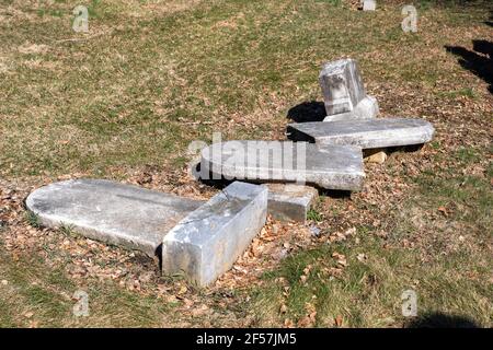 Tombstones caduti caduti caduti rovesciati contrassegni della tomba Foto Stock