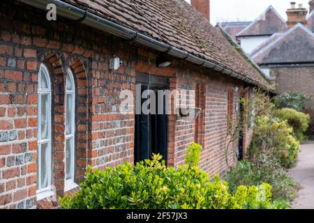 Wilbraham's Almshouses a Hadley Green, High Barnett, North London UK. I cottage sono costruiti in mattoni rossi e tegole rosse del tetto, hanno bifore e p Foto Stock