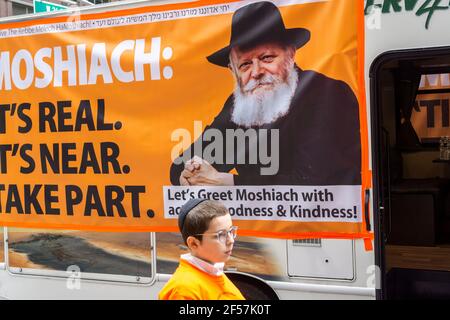 New York, Stati Uniti. 24 Marzo 2021. I membri della comunità di Lubavitcher prendono una pausa dalla loro Parata di passaggio dei carri armati Mitzvah a Chelsea a New York mercoledì 24 marzo 2021. La setta di Lubavitcher degli Hasidim, i adoratori ebrei ultra-ortodossi, continua a fare il loro sproach ai membri decaduti della fede ebraica. La Pasqua inizia la sera di sabato 27 marzo. (Foto di Richard B. Levine) Credit: Sipa USA/Alamy Live News Foto Stock