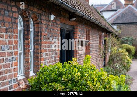 Wilbraham's Almshouses a Hadley Green, High Barnett, North London UK. I cottage sono costruiti in mattoni rossi e tegole rosse del tetto, hanno bifore e p Foto Stock