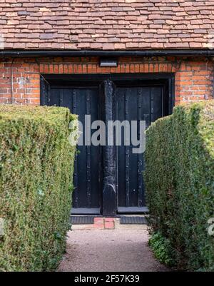 Wilbraham's Almshouses a Hadley Green, High Barnett, North London UK. I cottage sono costruiti in mattoni rossi e tegole rosse del tetto, hanno bifore e p Foto Stock