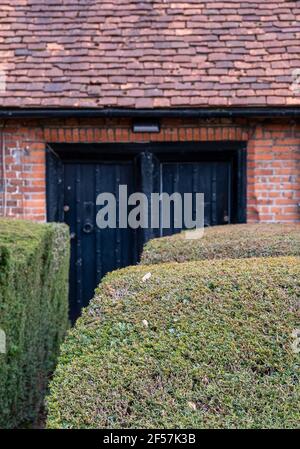 Wilbraham's Almshouses a Hadley Green, High Barnett, North London UK. I cottage sono costruiti in mattoni rossi e tegole rosse del tetto, hanno bifore e p Foto Stock