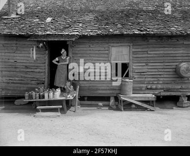 Moglie e figlio di sharecropper vicino a Gaffney, Carolina del Sud. L'agricoltore fa un po 'di lavoro giorno per il suo padrone di casa. Ricevette cinquanta centesimi al giorno nel 1936, sessanta-settantacinque centesimi nel 1937. Ha sollevato sette balle di cotone su tredici acri; metà al suo padrone di casa. Luglio 1937. Fotografia di Dorothea Lange. Fotografia di Dorothea Lange. Foto Stock