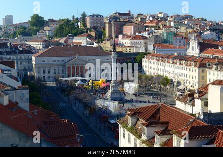 Veduta aerea di Piazza Rossio (Piazza Pedro IV) e del Teatro Nazionale Dona Maria II (in portoghese: Teatro Nacional Dona Maria II) nel centro della città di li Foto Stock