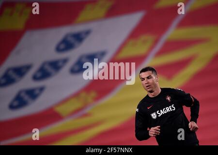 Reggio Emilia, Italia. 24 Marzo 2021. Cristiano Ronaldo del Portogallo, con una gigantesca bandiera portoghese sullo sfondo, si riscalda durante la partita di qualificazione della Coppa del mondo FIFA Qatar 2022 tra Portogallo e Azerbaigian allo stadio Juventus di Torino (Italia), 24 marzo 2021. Photo Federico Tardito/Insifefoto Credit: Insifefoto srl/Alamy Live News Foto Stock