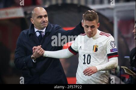 Il capo allenatore belga Roberto Martinez (a sinistra) si congratula con Thorgan Hazard durante la partita di qualificazione della Coppa del mondo FIFA 2022 al King Power allo stadio Den Dreef di Leuven, Belgio. Data immagine: Mercoledì 24 marzo 2021. Foto Stock