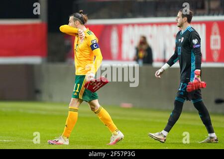 LEUVEN, BELGIO - MARZO 24: Gareth Bale del Galles e Danny Ward del Galles durante la partita dei qualificatori della Coppa del mondo tra Belgio e Galles a Den Dreef o Foto Stock