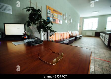 armadietti nell'armadietto della palestra. panca di fronte alla doccia. un posto per gli atleti per cambiare i vestiti dopo una gara e giocare a sport Foto Stock