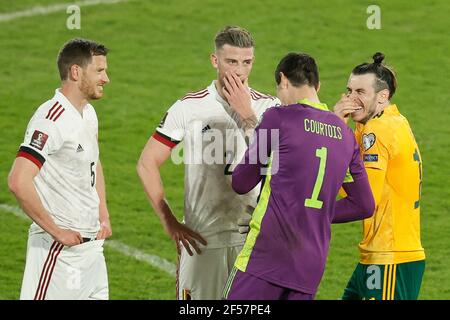 Jan Vertonghen (a sinistra), Toby Alderweireld, portiere Thibaut Courtois e Gareth Bale (a destra) del Galles in discussione durante la partita di qualificazione della Coppa del mondo FIFA 2022 al King Power allo stadio Den Dreef di Leuven, Belgio. Data immagine: Mercoledì 24 marzo 2021. Foto Stock