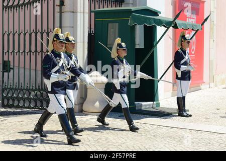 La cerimonia della Guardia di Cambio si svolge nel Palazzo di Belem a Lisbona, in Portogallo. La cerimonia si svolge ogni domenica nei mesi estivi. Foto Stock