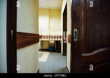 una camera in un hotel economico. interni minimalistici di una camera d'albergo di classe economica. pernottamento per il viaggiatore. diversi letti e un tavolo Foto Stock