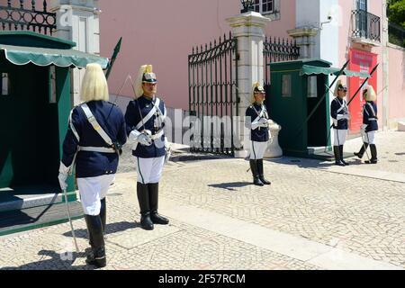 La cerimonia della Guardia di Cambio si svolge nel Palazzo di Belem a Lisbona, in Portogallo. La cerimonia si svolge ogni domenica nei mesi estivi. Foto Stock