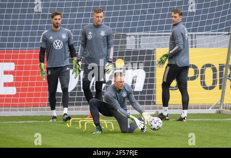 Il goalhueter si riscalda, da sinistra a destra Kevin TRAPP (GER), goalwart Bernd LENO (GER), goalwart Marc-Andre ter STEGEN (GER), goalwart Manuel NEUER (GER), azione, allenamento per la nazionale maschile il 23 marzo 2021 a Duesseldorf/Germania. Â | utilizzo in tutto il mondo Foto Stock