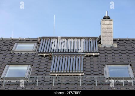 pannelli solari termici sul tetto di un edificio residenziale Foto Stock
