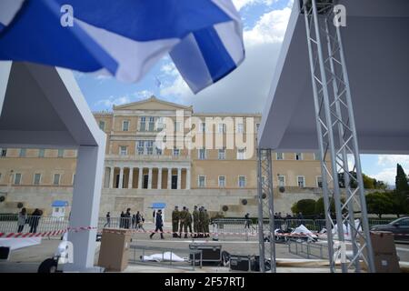 Atene, Grecia. 24 Marzo 2021. Bandiere greche piazzate in Piazza Syntagma prima delle celebrazioni del Bicentenario dell'Indipendenza. (Foto di Dimitris Aspiotis/Pacific Press) Credit: Pacific Press Media Production Corp./Alamy Live News Foto Stock