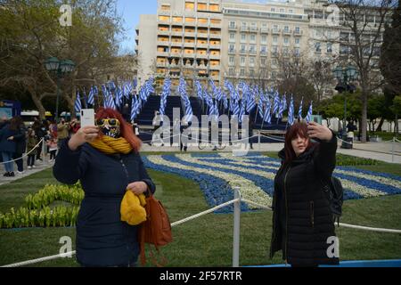 Atene, Grecia. 24 Marzo 2021. Bandiere greche piazzate in Piazza Syntagma prima delle celebrazioni del Bicentenario dell'Indipendenza. (Foto di Dimitris Aspiotis/Pacific Press) Credit: Pacific Press Media Production Corp./Alamy Live News Foto Stock