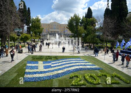 Atene, Grecia. 24 Marzo 2021. Bandiere greche piazzate in Piazza Syntagma prima delle celebrazioni del Bicentenario dell'Indipendenza. (Foto di Dimitris Aspiotis/Pacific Press) Credit: Pacific Press Media Production Corp./Alamy Live News Foto Stock