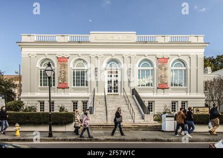 Charleston, South Carolina, USA - 20 febbraio 2021: I turisti mascherati passeggiano davanti all'esterno della storica biblioteca di Charleston Foto Stock