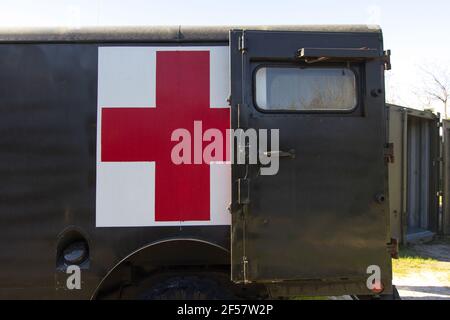 Mount Pleasant, South Carolina, USA - l'ambulanza dell'esercito degli Stati Uniti in un campo ricreato della guerra del Vietnam dedicato ai soldati americani del Vietnam a Patriots Points. Foto Stock