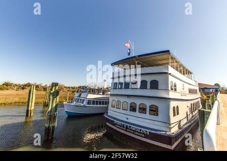 Charleston, Carolina del Sud, USA - 21 febbraio 2021: La barca di tour dello Spirito della Carolina attraccata nel porto della Carolina del Sud. Foto Stock