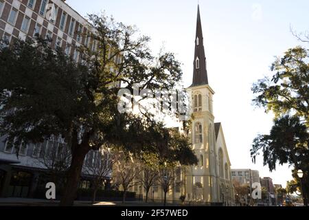 Charleston, South Carolina, USA - 23 febbraio 2021: Paesaggio urbano diurno della storica Charleston Meeting Street con la storica chiesa di St. Michaels Foto Stock