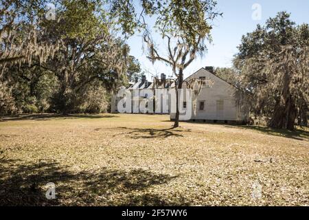 Esterno della storica Hampton Plantation. La residenza anteguerra, a quanto pare infestata, è il fulcro di un South Carolina state Park. Foto Stock