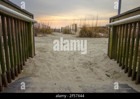 Percorso verso un'ampia spiaggia di sabbia lungo la costa dell'Oceano Atlantico nel centro di Myrtle Beach, Carolina del Sud. Foto Stock