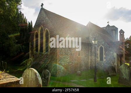 Un'ampia foto della chiesa di San Martino a Canterbury con il sole flaring sullo sfondo Foto Stock