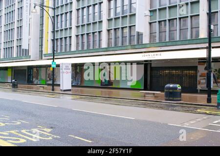 FULHAM, LONDRA, INGHILTERRA - 17 febbraio 2021: John Lewis su Oxford Street, chiuso durante l'ultimo blocco Foto Stock