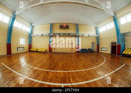 colorato significa tifosi in uno stadio al coperto. posti a sedere nella sala sportiva per le competizioni. panca vuota dei giocatori di riserva Foto Stock