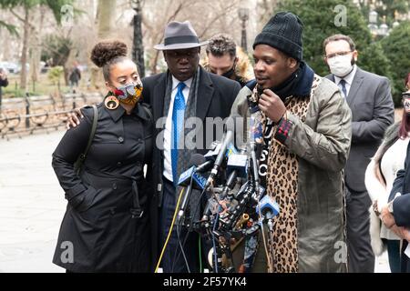 New York, New York, Stati Uniti. 24 Marzo 2021. KATTY RODRIGUEZ, avvocato di sinistra per i diritti civili BENJAMIN CRUMP, ascoltare KEYON HARROLD Sr. Giocare 'questa terra è la vostra terra'' durante una conferenza stampa al City Hall Park a New York. Rodgriquez e Harrold Sr. Sono i genitori del keyon Harrold Jr. Che è stato assalito da una donna, Miya Ponsetto all'hotel Arlo lo scorso dicembre e successivamente è stato accusato di tentato rapina, grande larenza, comportandosi in modo inoffensiva a un bambino e due conteggi di tentato assalto, secondo la polizia cittadina. Credit: ZUMA Press, Inc./Alamy Live News Foto Stock