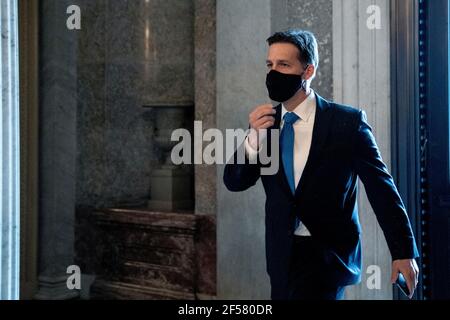 Washington, Stati Uniti d'America. 24 Marzo 2021. Il senatore degli Stati Uniti ben Sasse (repubblicano del Nebraska) cammina attraverso il Campidoglio degli Stati Uniti a Washington, DC, Stati Uniti mercoledì 24 marzo 2021. Credit: Stefani Reynolds/CNP | Usage worldwide Credit: dpa/Alamy Live News Foto Stock