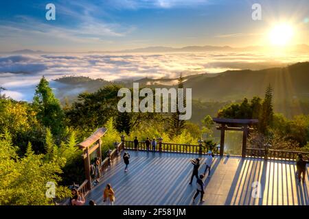 'Linh Quy Phap An' Pagoda, Bao Loc Town, Vietnam - 12 marzo 2021: Molte persone vanno al tempio per guardare l'alba e pregare per la pace a 'Linh Quy P. Foto Stock