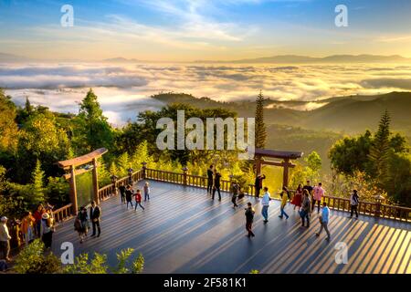 'Linh Quy Phap An' Pagoda, Bao Loc Town, Vietnam - 12 marzo 2021: Molte persone vanno al tempio per guardare l'alba e pregare per la pace a 'Linh Quy P. Foto Stock