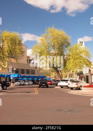 Immagini assortite del centro di Scottsdale, Arizona distretto conosciuto come Old Town Scottsdale. Gli affari e i ristoranti moderni di alto livello abbondano Foto Stock