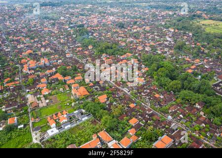 Vista aerea del centro di Ubud, il centro culturale di Bali in Indonesia Foto Stock