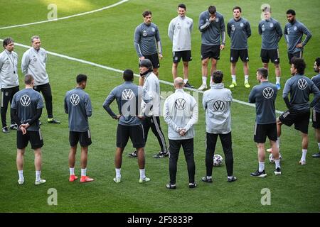 Duisburg, Germania. 24 Marzo 2021. Il capo allenatore Joachim Loew (C) della nazionale tedesca di calcio parla con i giocatori durante una sessione di allenamento a Duisburg, Germania, 24 marzo 2021. La Germania giocherà contro l'Islanda in una partita di qualificazione della Coppa del mondo FIFA 2022 il 25 marzo. Credit: Ulrich Hufnagel/Xinhua/Alamy Live News Foto Stock