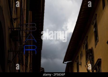 Old Blue Neon Bar Sign on A Wall in Florence, Italy Foto Stock