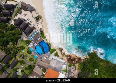 Vista aerea dell'idilliaca spiaggia da sogno di Nusa Lembongan a Bali, Indonesia Foto Stock