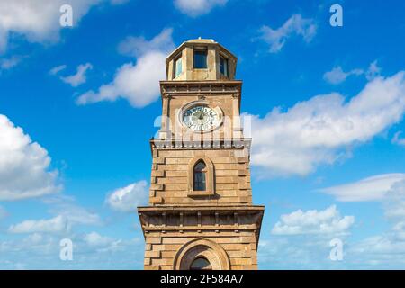 La storica Torre dell'Orologio a Canakkale in una bella giornata estiva, Turchia Foto Stock