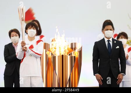 Fukushima, Giappone. 25 Marzo 2021. Azusa Iwashimizu e Tadahiro Nomura partecipano alla cerimonia del Gran inizio per il relè della torcia olimpica Tokyo 2020 al Centro Nazionale di addestramento di Fukushima J-Village il 25 marzo 2021, nella prefettura di Fukushima, Giappone. Il relè della torcia durerà 121 giorni e visiterà tutte le 47 prefetture del Giappone. Credit: Naoki Morita/AFLO SPORT/Alamy Live News Foto Stock