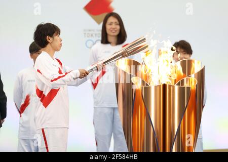 Fukushima, Giappone. 25 Marzo 2021. Azusa Iwashimizu partecipa alla Grande cerimonia di inizio per il relè della torcia olimpica Tokyo 2020 al Centro Nazionale di addestramento di Fukushima J-Village il 25 marzo 2021, nella prefettura di Fukushima, Giappone. Il relè della torcia durerà 121 giorni e visiterà tutte le 47 prefetture del Giappone. Credit: Naoki Morita/AFLO SPORT/Alamy Live News Foto Stock