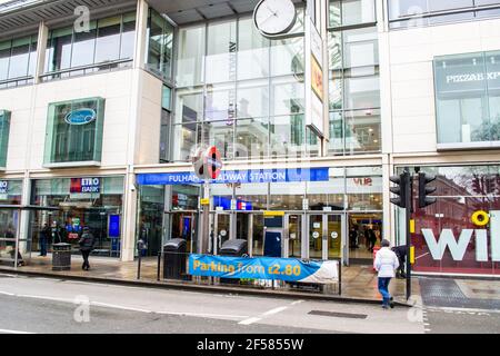 FULHAM, LONDRA, INGHILTERRA - 17 febbraio 2021: Ingresso alla stazione di Fulham Broadway Foto Stock