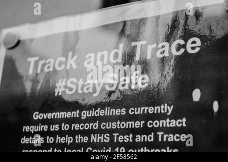 FULHAM, LONDRA, INGHILTERRA - 17 febbraio 2021: Locandina StaySafe in una vetrina Foto Stock