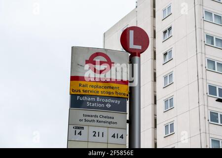FULHAM, LONDRA, INGHILTERRA - 17 febbraio 2021: Fermata dell'autobus della stazione di Broadway di Fulham Foto Stock