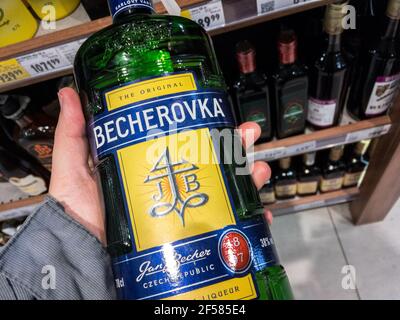 BELGRADO, SERBIA - MARZO 21 2021: Il logo Becherovka sulle bottiglie in vendita. Becherovka è uno spirito ceco, un amaro di erbe usato come digestivo da Karlovy va Foto Stock