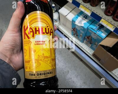 BELGRADO, SERBIA - 21 MARZO 2021: Logo Kahlua su una bottiglia del loro liquore di caffè in vendita. Parte di Pernod Ricard, Kahlua è un marchio messicano di caffè Foto Stock